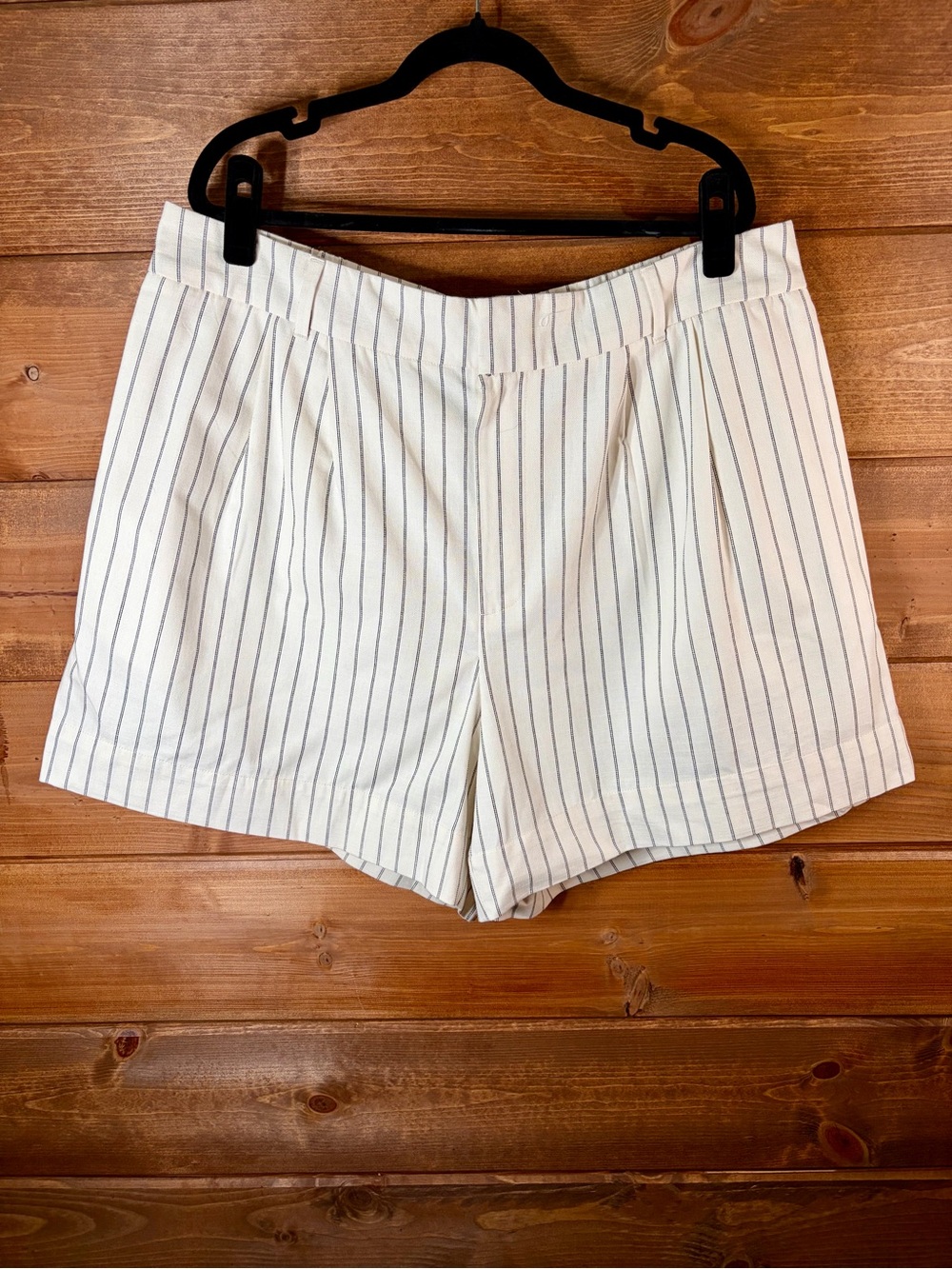 a new day Women’s Cream Shorts with Black Pinstripes Size 17 💕🖤
